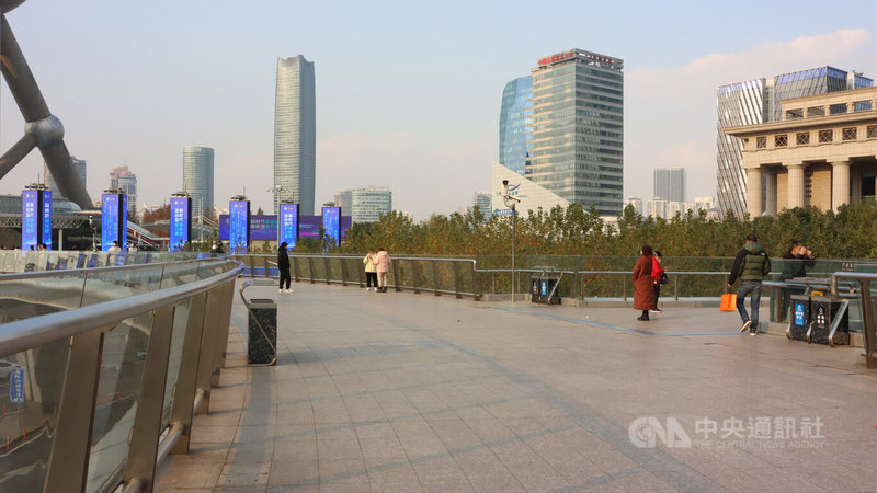 上海市官方密集地放寬防疫措施，地鐵、餐廳不再查驗核酸檢測陰性證明，民眾外出意願卻愈趨降低，知名觀光景點區域未見人潮。圖為17日上海市地標景點浦東陸家嘴東方明珠廣播電視塔周邊天橋，為一取景拍照熱點，這天卻未見人潮。中央社記者李雅雯上海攝  111年12月19日