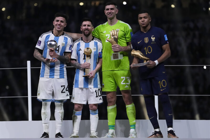 阿根廷球員費南德茲（左起）獲選卡達世界盃最佳年輕球員、梅西獲金球獎，馬蒂內茲得金手套獎、法國前鋒姆巴佩則以本屆8顆進球得到金靴獎。（美聯社）