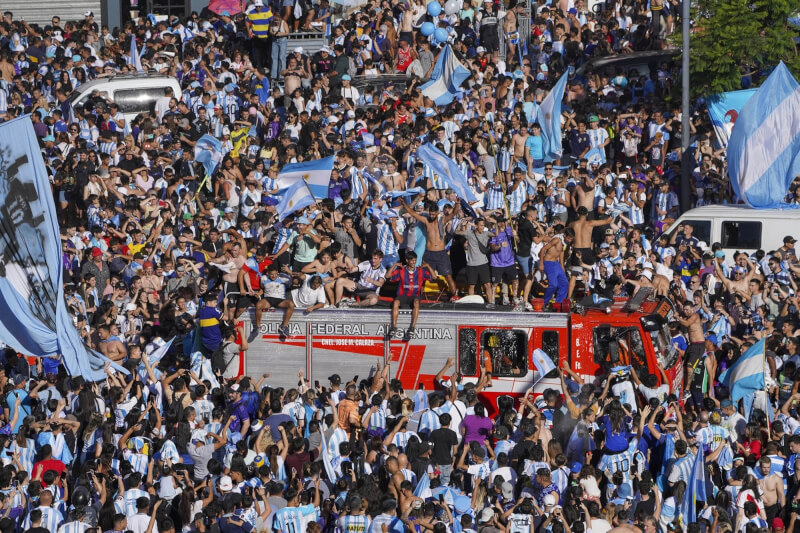 球迷18日歡慶阿根廷奪冠，道路被擠得水洩不通。（美聯社）