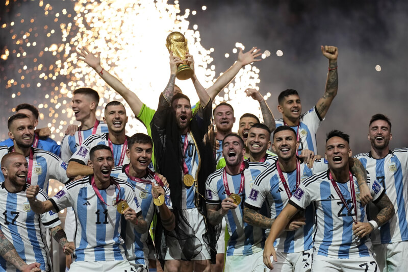 阿根廷在卡達世足決賽擊敗法國，奪世界盃隊史第3冠 。（美聯社）