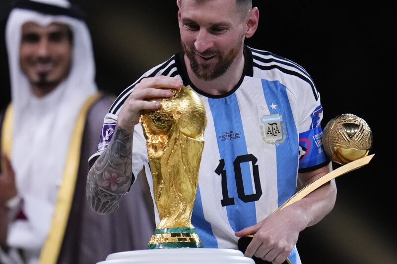 梅西（前）率領阿根廷在PK戰後擊敗法國，拿下2022卡達世界盃足球賽冠軍。（美聯社）