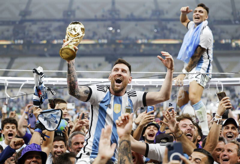 阿根廷球星梅西（中）5度叩關世界盃，在卡達世足賽最後一舞，19日冠軍賽PK大戰以4比2擊敗法國，梅西也抱回世界盃金球獎。（共同社）