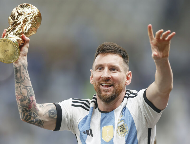 阿根廷在卡達世界盃足球賽靠PK大戰擊敗法國，奪下隊史第3冠，讓梅西以最戲劇化的方式結束本屆世足。（共同社）