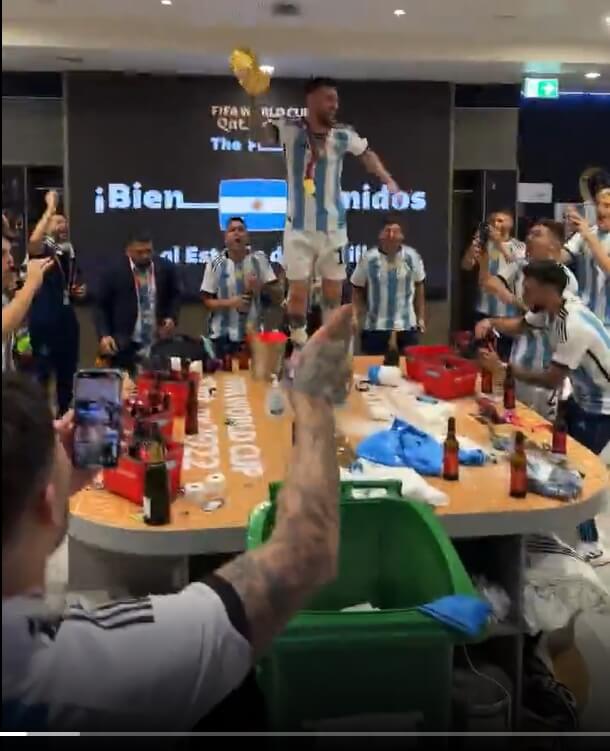 阿根廷在卡達世足奪冠，梅西在更衣室內狂歡慶祝。（圖取自instagram.com/kunaguero）