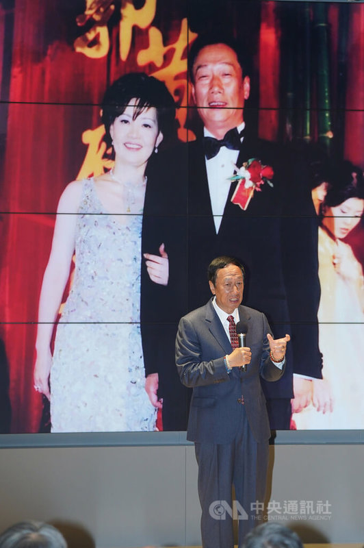 永齡基金會創辦人郭台銘(圖)19日在台大醫院癌醫中心分院出席4週年院慶活動,因19日為亡妻林淑如冥誕,郭台銘特別分享癌症病患家屬的心情。中央社記者徐肇昌攝 111年12月19日