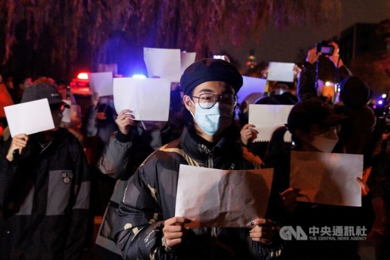 圖為11月27日北京民眾參加白紙運動。（路透社）