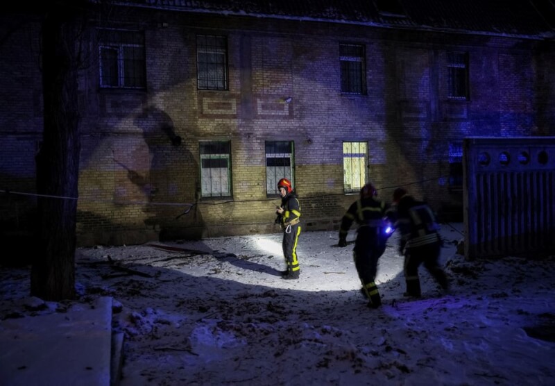 俄羅斯無人機襲擊基輔，14日烏克蘭救援人員進入被摧毀的建築物。（路透社）