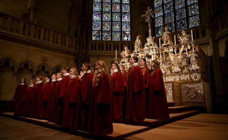 德國雷根斯堡主教座堂合唱團今年耶誕季首次出現女孩歌聲，打破千年以來傳統。（法新社）
