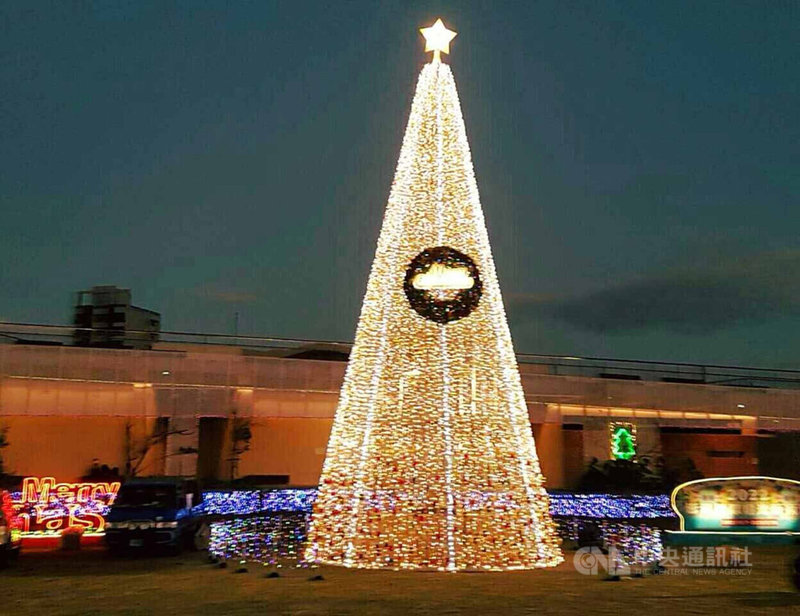 耶誕節將至，澎湖縣政府在國際廣場搭建13公尺高耶誕樹，24日將與澎湖國際燈光藝術節的「嶼光共舞」相互輝映，一起歡慶耶誕節。中央社  111年12月19日