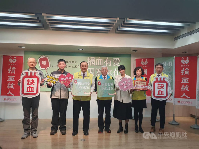 台灣血液基金會20日舉行112年捐血月記者會，董事長侯勝茂（左3）等人出席，呼籲民眾發揮愛心，挽袖捐血。中央社記者陳婕翎攝  111年12月20日