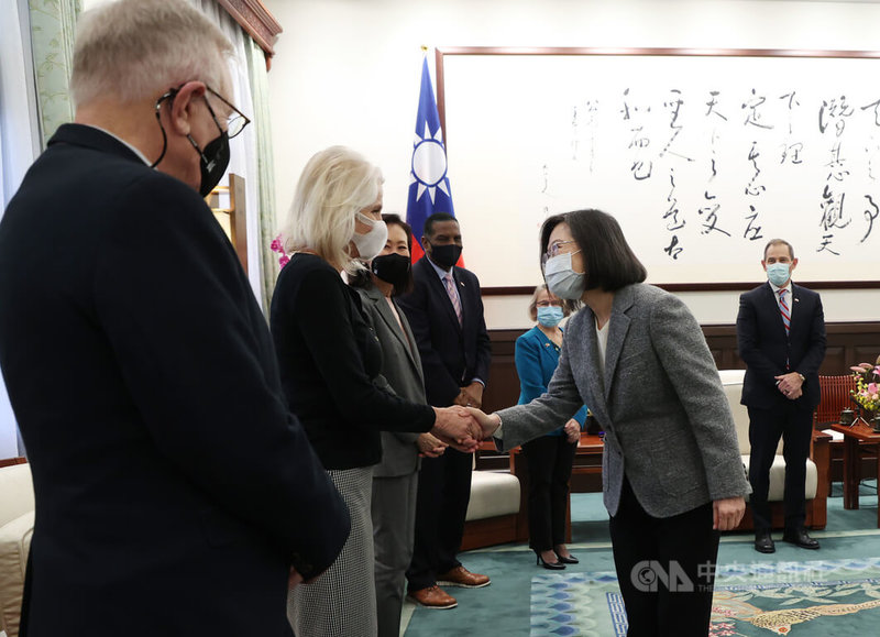 總統蔡英文（前右）20日接見美國聯邦眾議員匡希恆訪問團，逐一向訪團成員握手問候，並感謝美國國會長期以來對台灣的支持。中央社記者鄭傑文攝  111年12月20日