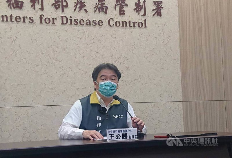 鴻海創辦人郭台銘呼籲台灣應進口BNT新疫苗,中央流行疫情指揮中心指揮官王必勝(圖)20日表示,曾嘗試將未交貨的BNT單價COVID-19疫苗換次世代雙價疫苗,礙於合約無相關內容,無法比照莫德納換貨。中央社記者陳婕翎攝 111年12月20日