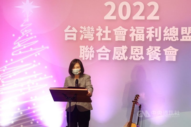 總統蔡英文（圖）20日晚間在台北大直典華出席「台灣社會福利總盟聯合感恩餐會」，並上台針對社福政策發表談話。中央社記者趙世勳攝  111年12月20日
