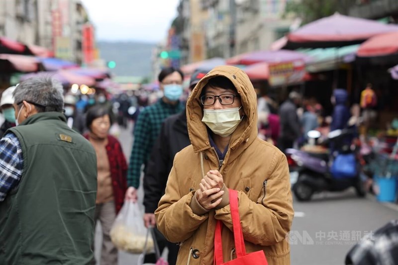 圖為台北市中山區民眾外出穿厚外套保暖。（中央社檔案照片）