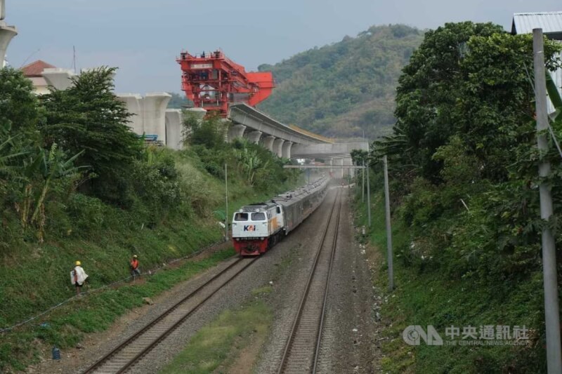 中國「一帶一路」在印尼的指標計畫雅萬高鐵日前發生工程列車出軌，造成2名中國工人死亡及4人受傷，當局下令暫時停工以調查事故原因。圖為與印尼國營鐵道平行的高鐵工程路段。（中央社檔案照片）