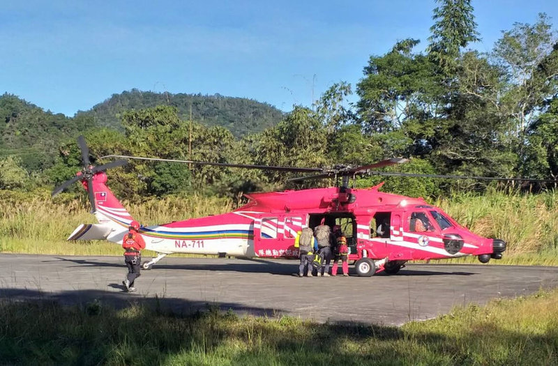 曾姓男大學生隨隊攀登干卓萬山、卓社大山卻獨自落後，18日下午在往卓社大山途中墜谷約70公尺，搜救人員搭直升機冒著低溫入山，救出獨自受困的曾男，20日由直升機順利吊掛曾男下山後送醫。（南投縣消防局提供）中央社記者蕭博陽南投縣傳真  111年12月20日