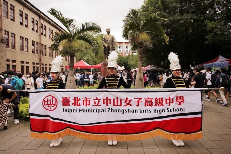 中山女高樂旗隊遭家長投訴,學生表演時遇到寒流卻只穿無袖連身裙、不能穿外套。校方表示會就服裝的調整檢討改善。圖為中山女高樂旗隊。(圖取自facebook.com/zsmbzscgfans)