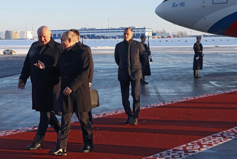 俄羅斯總統蒲亭（前右）19日搭機抵達白俄羅斯首都明斯克訪問，將和白俄總統魯卡申柯（前左）舉行雙邊會談。（Sputnik/Sergei Karpukhin/Pool via 路透社）