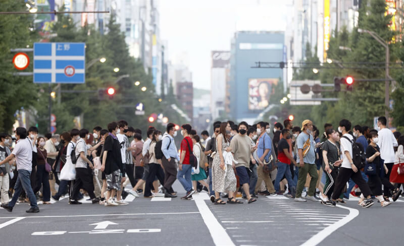 日本COVID-19疫情持續升溫，20日單日確診繼今年8月以來時隔約4個月再破2萬例。圖為7月的秋葉原街道人潮。（共同社）