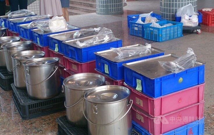 台北市力行國小午餐廠商日前誤把回收桶當成湯桶，有2名學生因此喝到餿水。（示意圖／中央社檔案照片）
