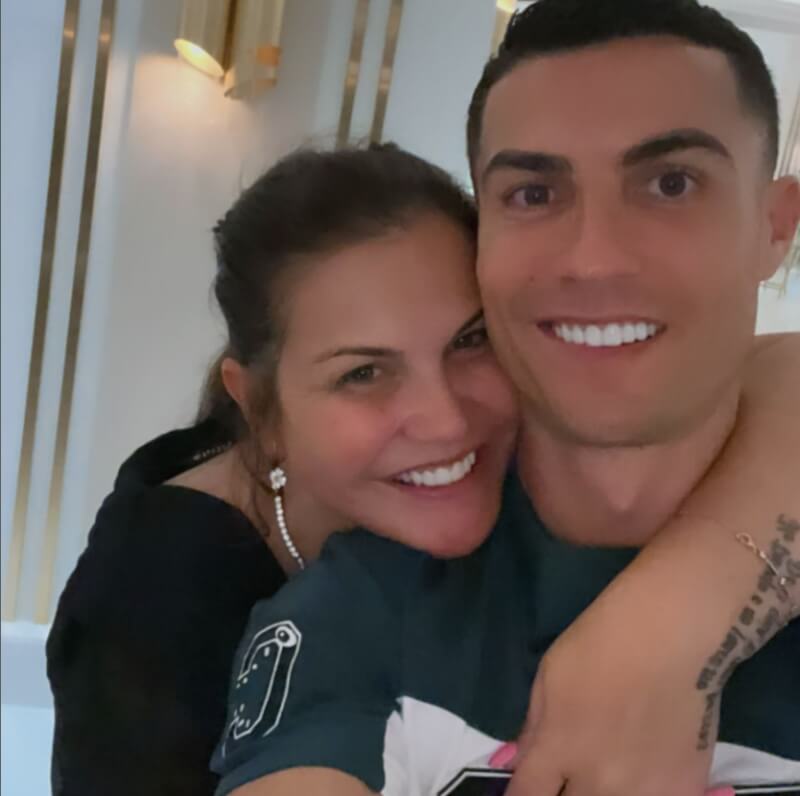 2022卡達世界盃足球賽落幕，葡萄牙足球巨星「C羅」羅納度（右）的姊姊（左）怒批這是「史上最爛世界盃」。（圖取自instagram.com/katiaaveirooficial）