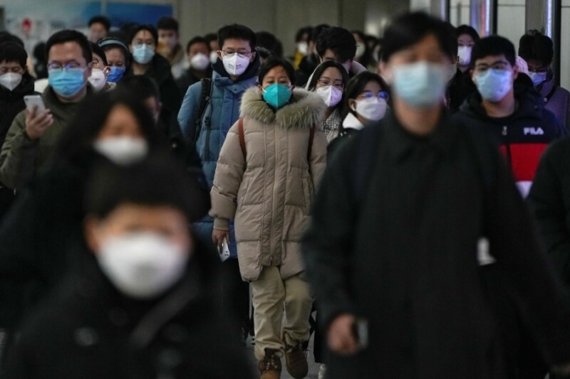 山東省青島市衛健委24日主動公布數據，指全市目前每天新增49萬至53萬人染疫。圖為20日北京地鐵站人潮。（美聯社）