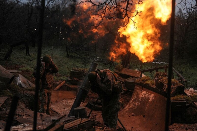 圖為11月俄羅斯對烏克蘭發動進攻，烏克蘭軍人在前線發射迫擊砲。（路透社）