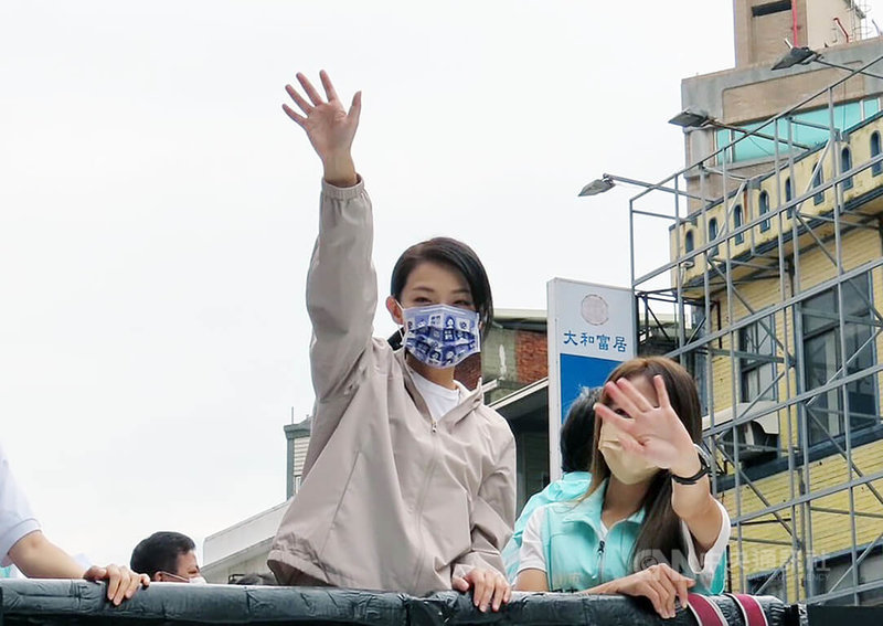 新竹市長當選人高虹安21日指出，有關新竹縣市合併升格或竹竹苗合併升格議題，她態度始終一致，合併升格牽涉到國家整體國土規畫，應有完整配套；相較於合併，合作才是目前的當務之急。圖為高虹安在九合一選舉落幕後展開車隊謝票。中央社記者魯鋼駿攝  111年12月21日