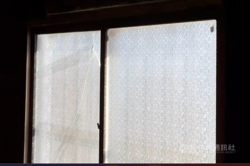 民進黨台南市議員吳通龍位於六甲區的服務處，樓梯間一扇玻璃窗被打破，出現一個圓型孔洞，警方鑑識人員初步排除玻璃破洞是由火藥式槍枝射擊造成。中央社記者楊思瑞攝  111年12月21日
