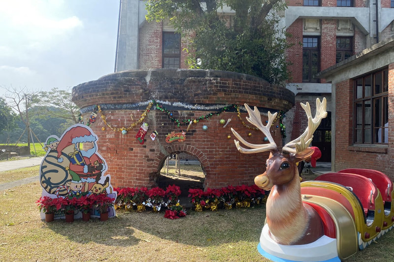 台南山上花園水道博物館以園區內的百年煙囪基座搭配裝置藝術，打造民眾印象中耶誕老人鑽煙囪送禮物的經典場景。（台南市文化局提供）中央社記者楊思瑞台南傳真  111年12月21日