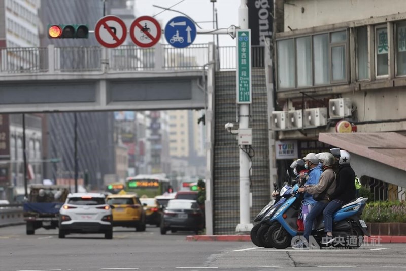 圖為機車騎士們在中山南路、忠孝西路口待轉。（中央社檔案照片）