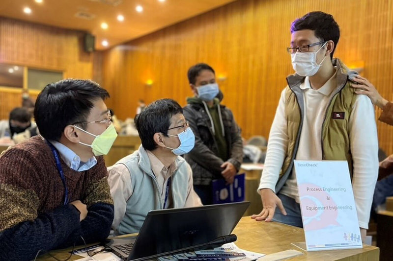 為了鼓勵境外生畢業後留台就業，台灣科技大學近期一連舉辦13場企業徵才說明會。圖為企業代表會後接受學生提問。（台科大提供）中央社記者陳至中台北傳真  111年12月21日