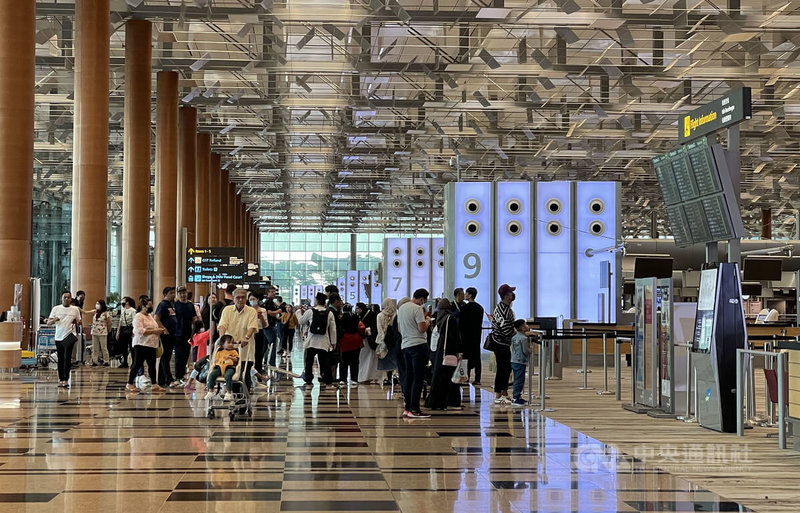 隨著國際旅遊復甦，新加坡樟宜機場趁勢推出新服務，旅客可透過App即時掌握託運行李的行蹤。圖為樟宜機場第3航廈大廳。攝於10月13日。中央社記者侯姿瑩新加坡攝  111年12月21日