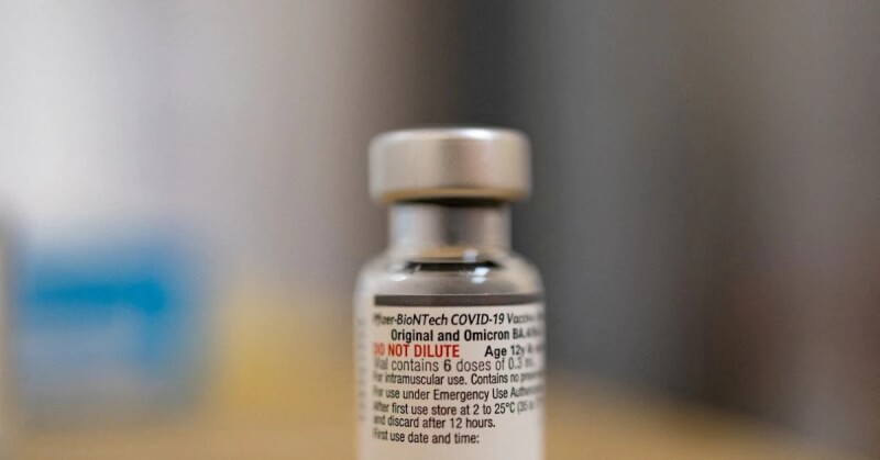 中央流行指揮中心指揮官王必勝22日表示，向BNT採購的2000多萬劑疫苗都已到貨，再買當然是次世代，不會再買單價。圖為BNT次世代雙價COVID-19疫苗。（路透社）