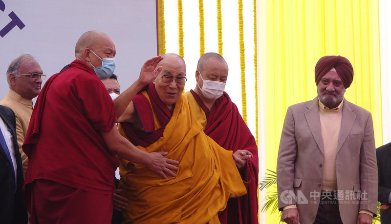 藏人精神領袖達賴喇嘛21日到德里衛星城市古爾岡（Gurgaon）的一所公立學校演講，向現場5000名學生及家長揮手致意。中央社記者林行健古爾岡攝  111年12月21日