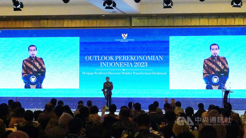 印尼總統佐科威21日出席「2023年印尼經濟展望論壇」表示，2023年將會禁止更多原物料出口。中央社記者李宗憲雅加達攝  111年12月21日
