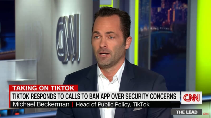 TikTok美洲公共政策負責人貝克曼接受CNN訪問時，多次拒絕承認中國不當對待維吾爾人和其他穆斯林少數民族的情況屬實。（圖取自CNN YouTube頻道網頁youtube.com）