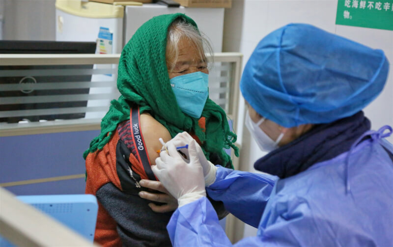 圖為21日江蘇省民眾施打COVID-19疫苗加強劑。（中新社）