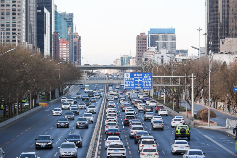 北京市防疫領導小組21日宣布，22日起將暫緩實施車輛尾號限行措施。圖為21日北京國貿橋附近車流。（中新社）