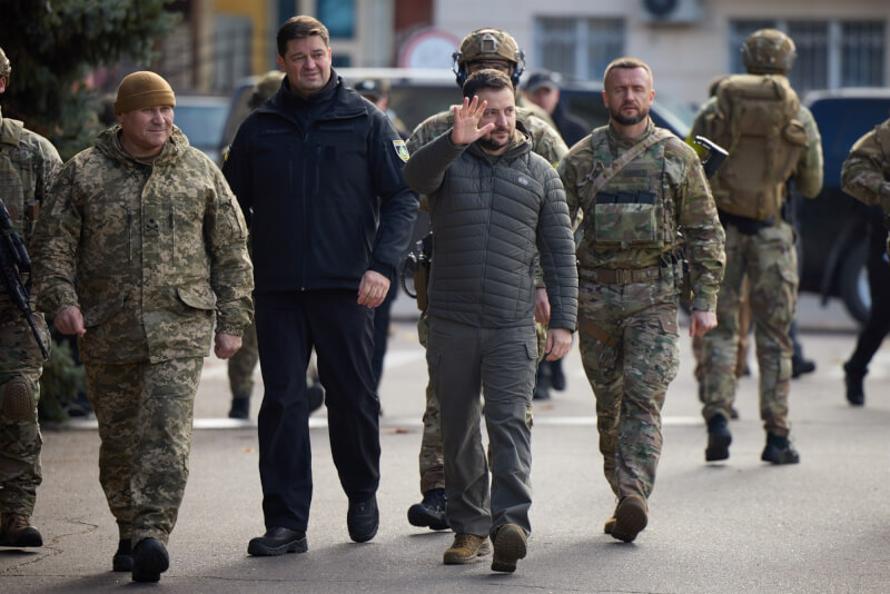烏克蘭總統澤倫斯基（前右）21日可能訪問美國華府，會見總統拜登。圖為澤倫斯基11月視察赫松地區。（圖取自facebook.com/zelenskiy.official）