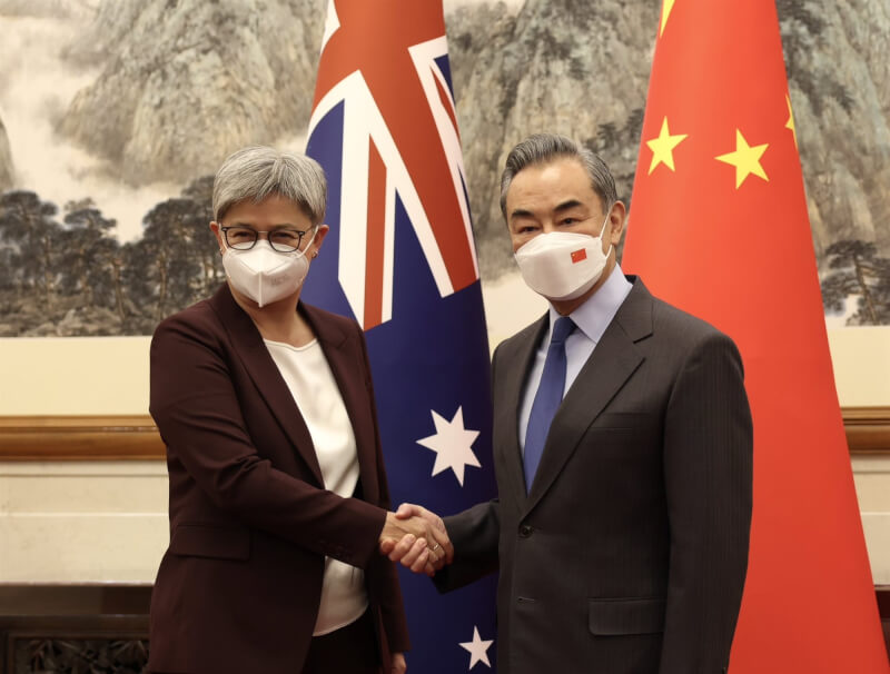 中國外交部長王毅（右）21日與澳洲外長黃英賢（左）在北京舉行第6輪中澳外交與戰略對話。（圖取自twitter.com/senatorwong）
