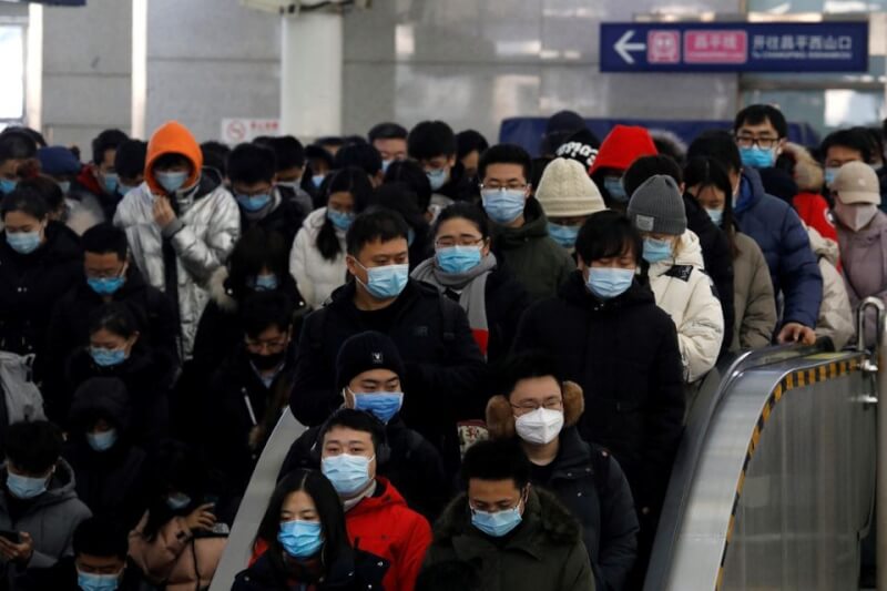 中國國家傳染病醫學中心主任張文宏指出，中國這一波疫情感染率已經非常高，許多大城市已超過50%，農曆春節將達到80%。圖為20日北京地鐵站尖峰時期人潮。（路透社）