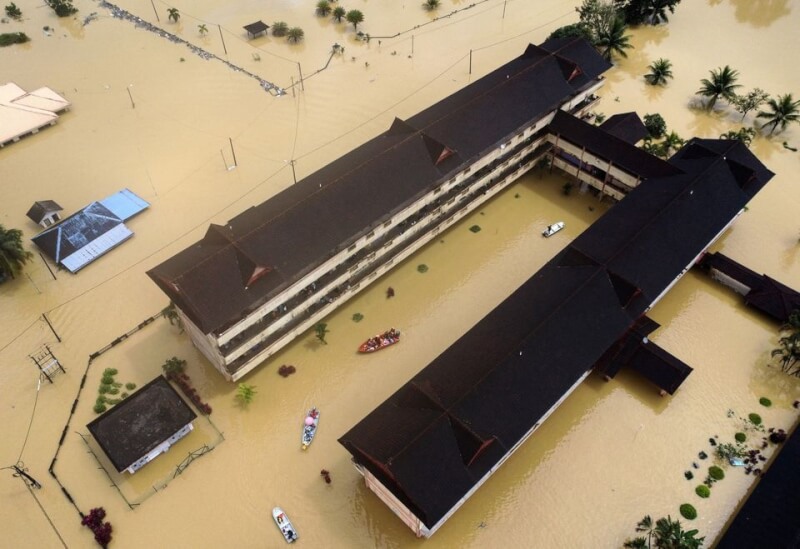 馬來西亞21日表示，雨季豪雨釀成洪水淹沒大馬北部，已造成5人喪命。圖為救援人員乘船搶救災民。（路透社）