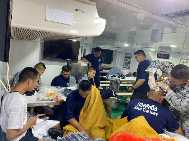 泰國海軍軍艦18日晚間沉沒，目前仍失蹤23人。圖為生還船員接受治療。（路透社）