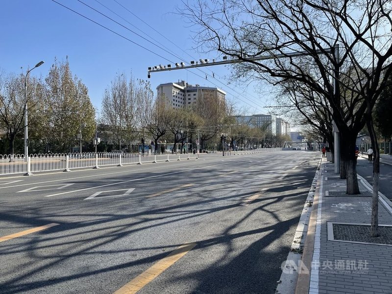 12月起，北京由於染疫人數暴增及防疫放開，街頭直到下旬前處於人車稀少狀態。圖為北京東單通往崇文門方向的東單南大街，平日是車流量龐大的路段，但12月中的上班日卻幾乎空無一車。中央社記者邱國強北京攝 111年12月22日