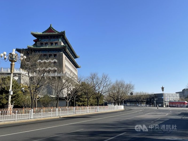 12月起，北京由於染疫人數暴增及防疫放開，街頭直到下旬前處於人車稀少狀態。圖為北京知名景點前門箭樓及前方馬路，12月中卻空無一車，與平日人車眾多的景象有天壤之別。中央社記者邱國強北京攝 111年12月22日