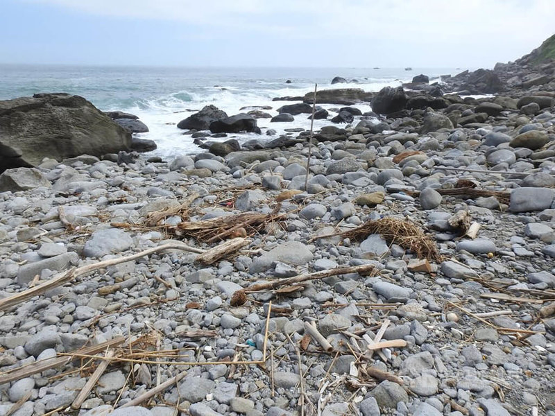 新北瑞芳陰陽海附近海灘在民國110年9月發現1具男性無名屍，身分難以辨識，經新北市警察局鑑識中心以大數據分析失蹤人口並進行DNA採樣鑑定，時隔1年多後終於確定無名屍身分，也助家屬找回父親。（翻攝照片）中央社記者高華謙傳真  111年12月21日