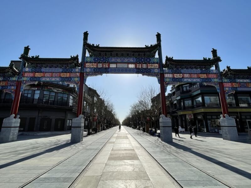 12月起，北京由於染疫人數暴增及防疫放開，街頭直到下旬前處於人車稀少狀態。圖為北京前門商圈入口處的牌樓，平時是遊客拍照打卡的熱門景點，但12月中的週六中午卻一片空蕩。中央社記者邱國強北京攝 111年12月22日