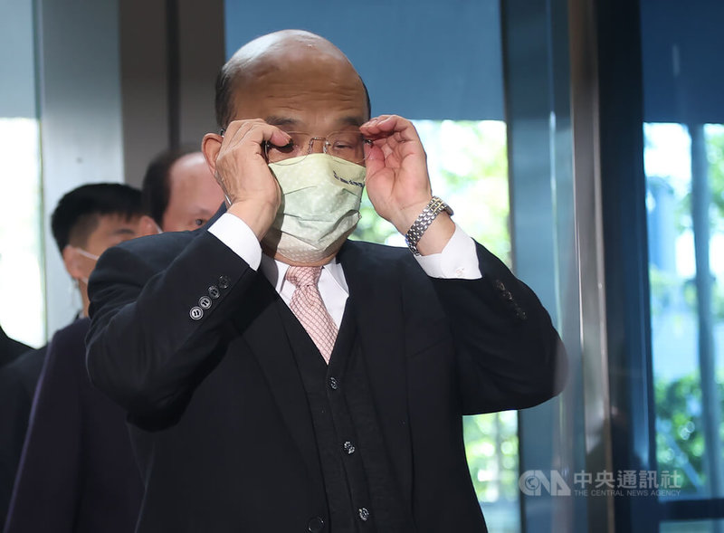 小三通將分階段復航,行政院長蘇貞昌(圖)22日出席「第22屆公共工程金質獎」頒獎典禮前受訪表示,金馬民眾過年回鄉團聚是重要習俗,但仍要注意中國疫情,且離島醫療量能薄弱,要做好準備不能有破口;未來順利成功,還可再進一步開放。中央社記者張新偉攝 111年12月22日