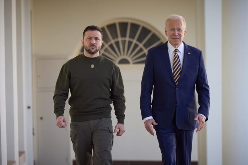 圖為去年12月烏克蘭總統澤倫斯基（左）抵達美國白宮，與美國總統拜登（右）會面。（圖取自instagram.com/zelenskiy_official）